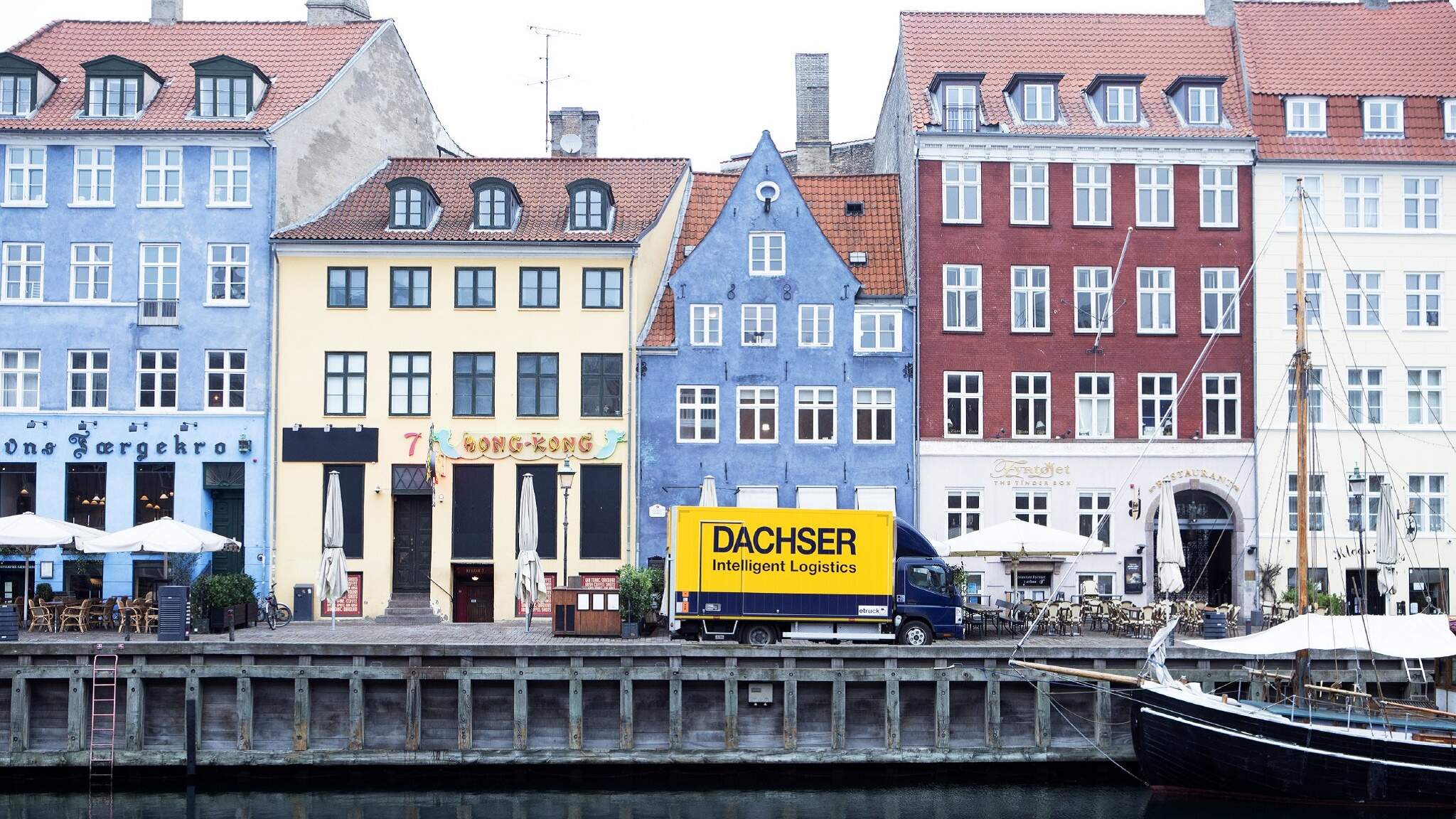 En ellastbil i DACHSER-farver på Nyhavn i København.